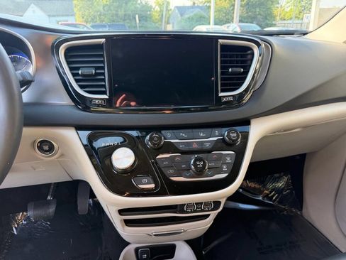 Used 2024 Chrysler Pacifica Touring-L FWD image 34
