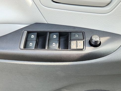 Used 2020 Toyota Sienna L image 26