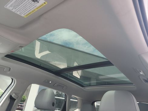 Used 2024 Volkswagen Taos SE w/ Panoramic Sunroof Package FWD image 17