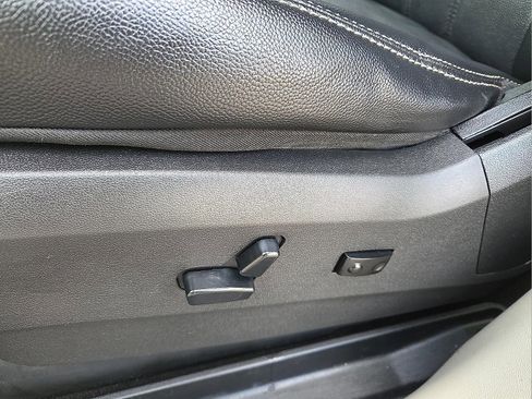 Used 2015 Chrysler Town & Country Touring image 14