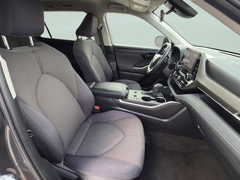 Used 2024 Toyota Highlander LE FWD image 10