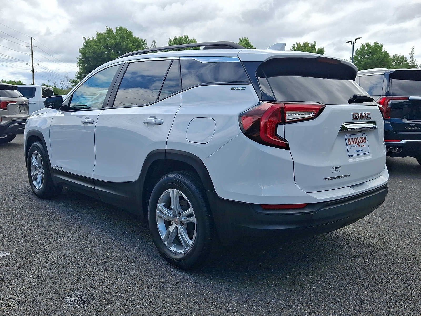 Used 2023 GMC Terrain SLE w/ Driver Convenience Package FWD image 4