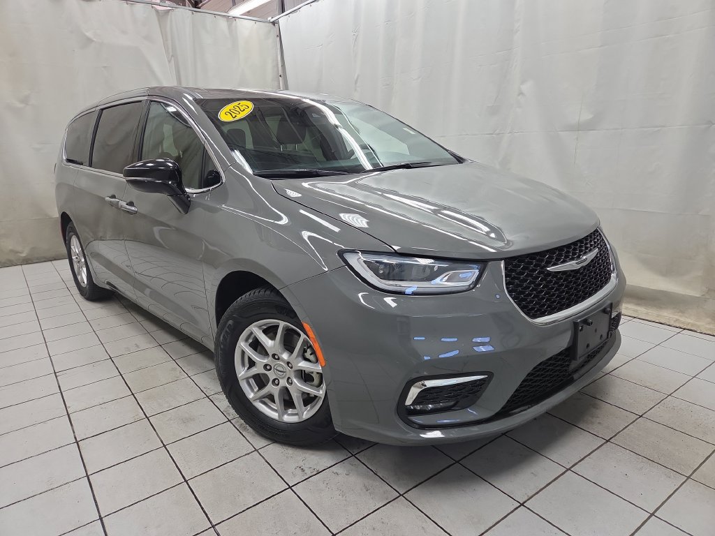 Used 2025 Chrysler Pacifica Select FWD image 3