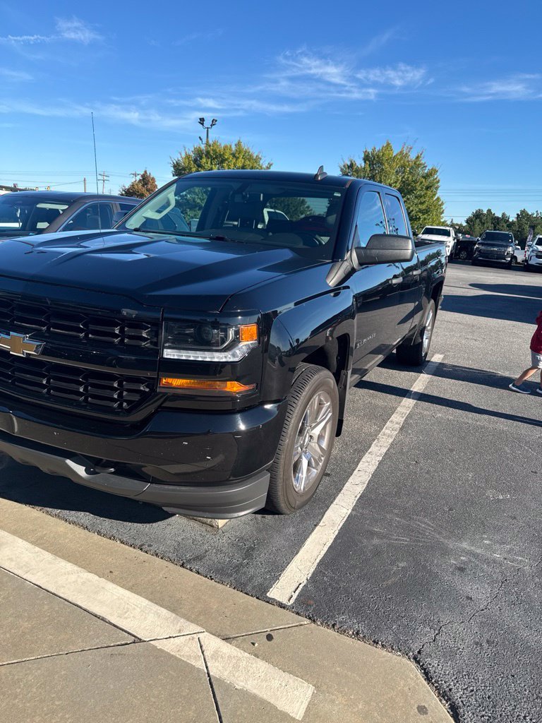Used 2018 Chevrolet Silverado 1500 Custom w/ Custom Convenience Package AWD/4WD image 2