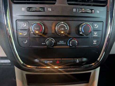 Used 2020 Dodge Grand Caravan SXT FWD image 15