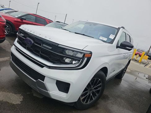 Used 2025 Ford Expedition Platinum image 2