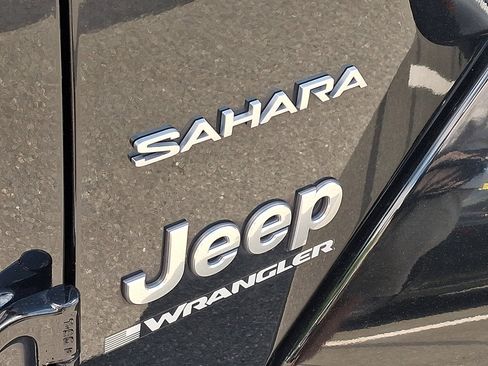 Used 2023 Jeep Wrangler Unlimited Sahara w/ Cold Weather Group AWD/4WD image 16
