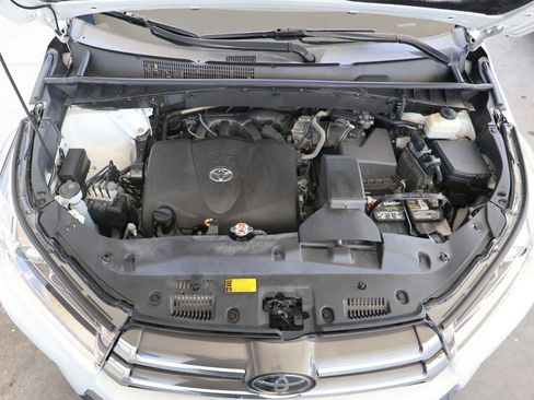 Used 2018 Toyota Highlander Limited Platinum FWD image 12