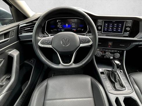 Used 2024 Volkswagen Jetta SE FWD image 7