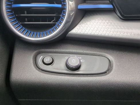 Used 2025 Chevrolet Trax LT image 17