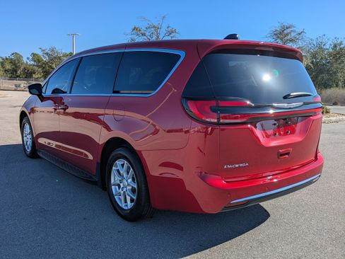 Used 2026 Chrysler Pacifica Select image 7