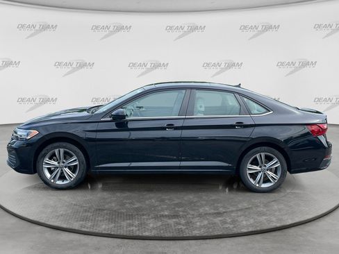 Used 2023 Volkswagen Jetta SE w/ Panoramic Sunroof Package FWD image 4