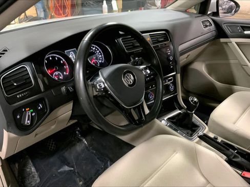 Used 2019 Volkswagen Golf SE image 18