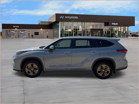 Used 2023 Toyota Highlander Bronze Edition FWD image 2