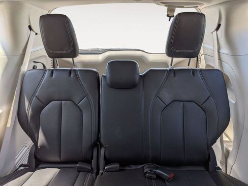 Used 2024 Chrysler Pacifica Touring-L AWD/4WD image 31