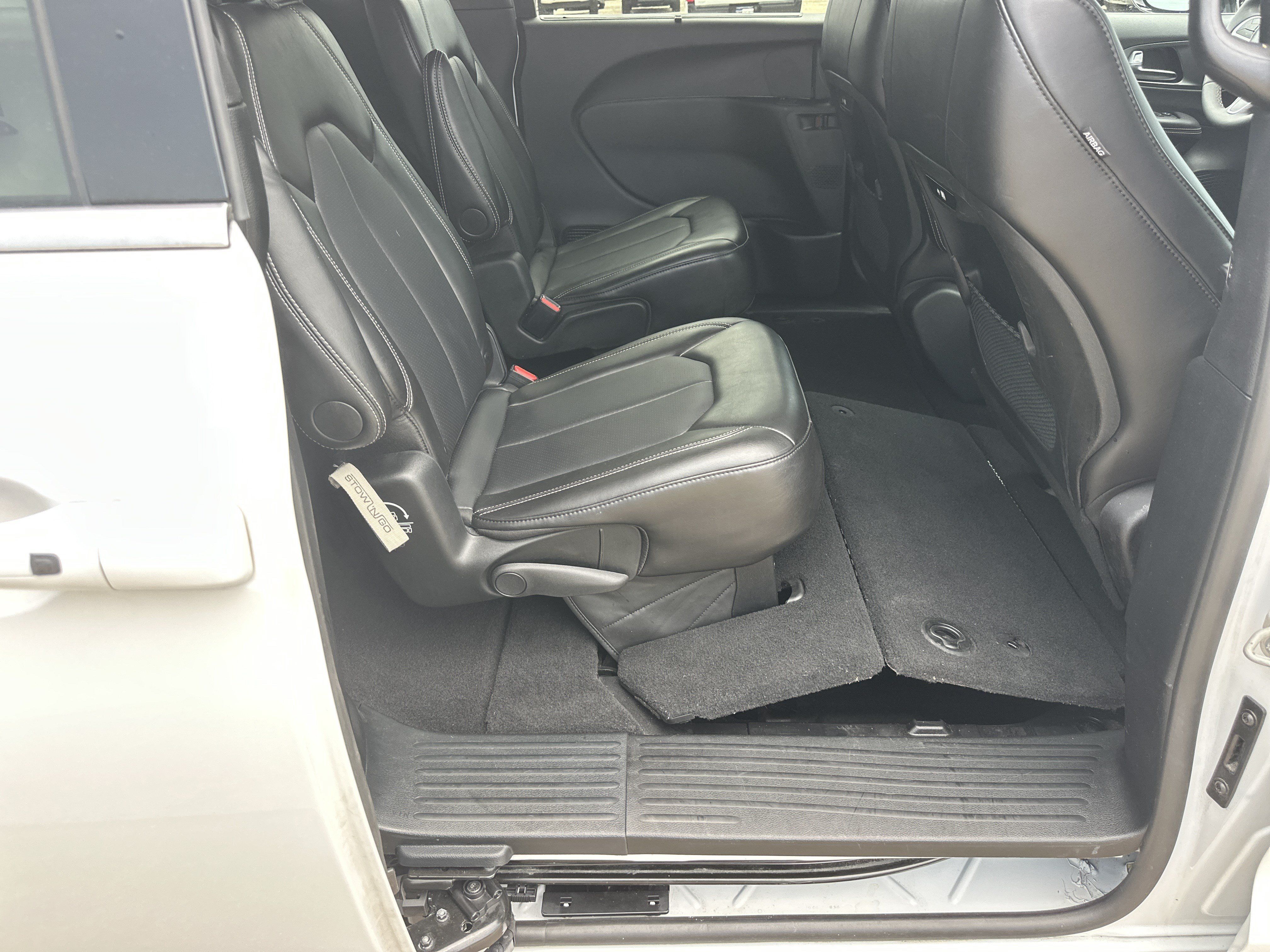 Used 2025 Chrysler Pacifica Select FWD image 16