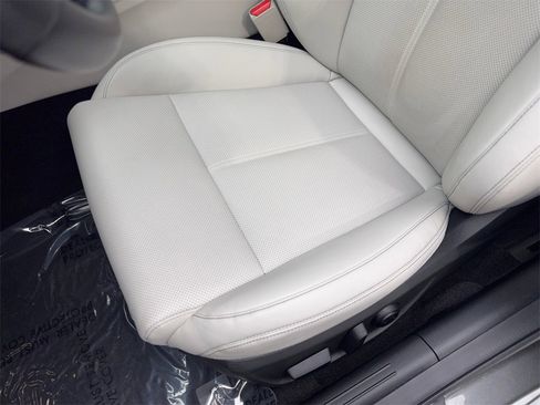 Used 2025 Genesis G70 2.5T image 30