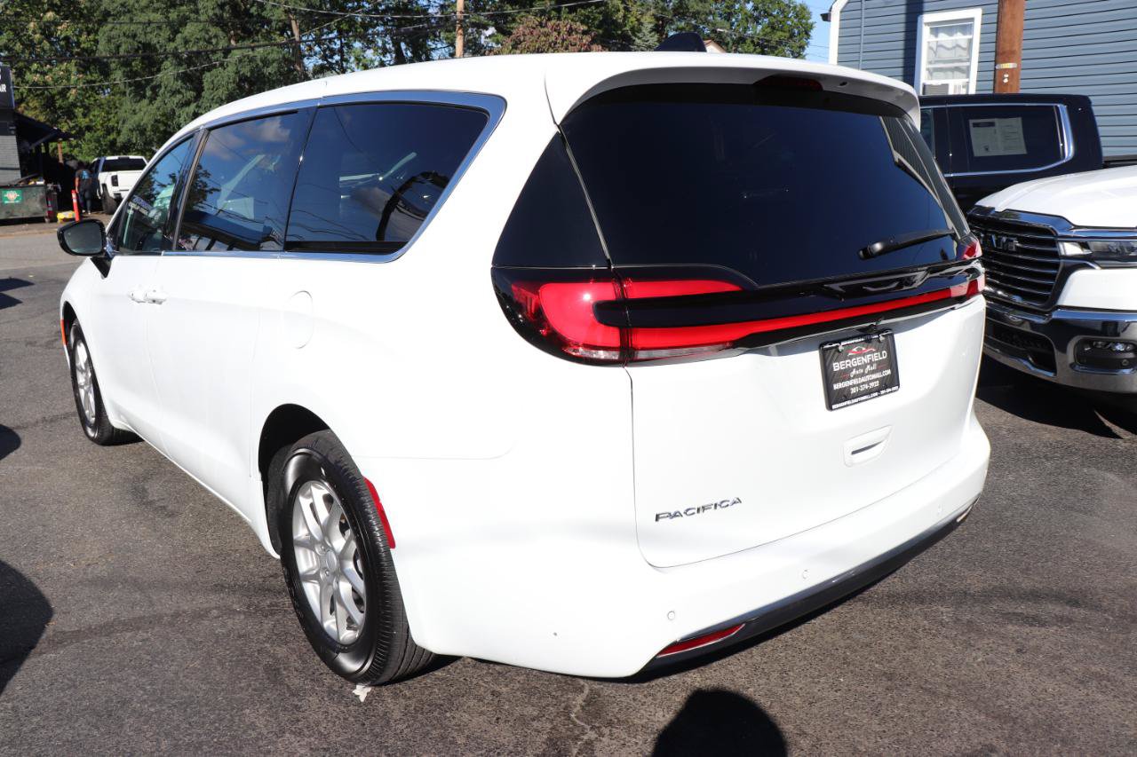 Used 2027 Chrysler Pacifica Select FWD image 3