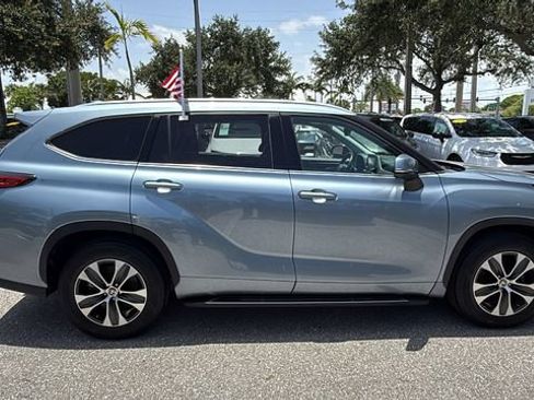 Used 2022 Toyota Highlander XLE FWD image 11