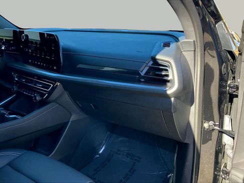 Used 2025 Chevrolet Traverse LT FWD image 19