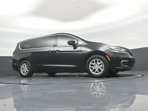 Used 2025 Chrysler Pacifica Select image 38