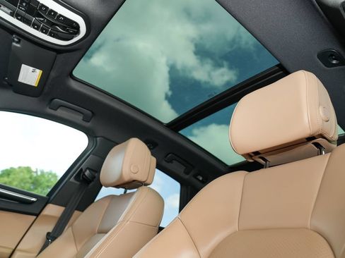 Certified 2021 Porsche Macan AWD/4WD image 23