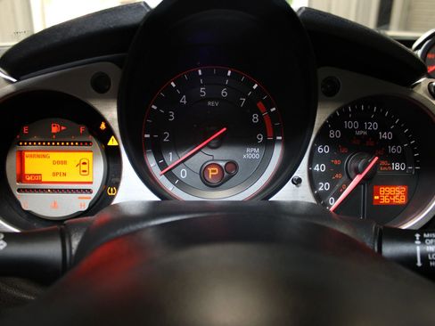Used 2011 Nissan 370Z Coupe RWD image 11