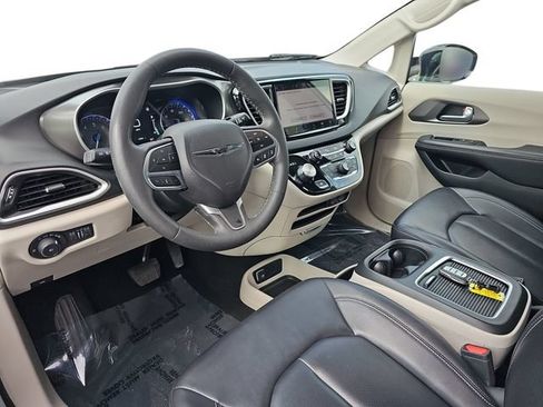 Used 2024 Chrysler Pacifica Touring-L FWD image 13