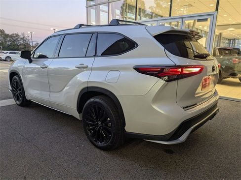 Used 2024 Toyota Highlander FWD image 3