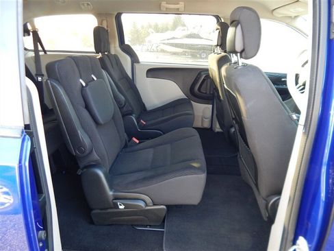 Used 2018 Dodge Grand Caravan SE w/ UConnect Hands-Free Group image 11