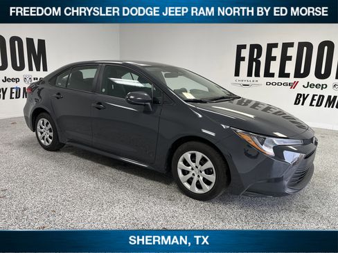 Used 2025 Toyota Corolla LE image 3