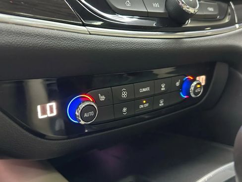 Used 2018 Buick Enclave Essence image 19