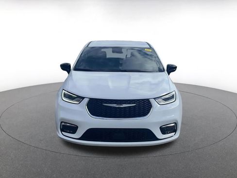 Used 2025 Chrysler Pacifica Select image 3