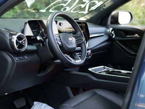 Used 2025 Chevrolet Equinox LT w/ Convenience Package II FWD image 9