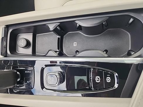 Certified 2024 Volvo XC60 B5 Core AWD/4WD image 22