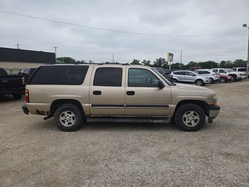 Used 2005 Chevrolet Suburban LS RWD image 2