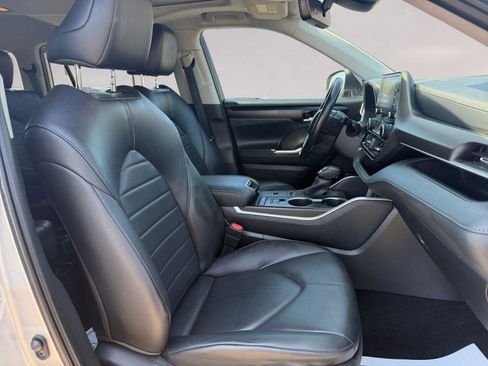 Used 2022 Toyota Highlander XLE image 15