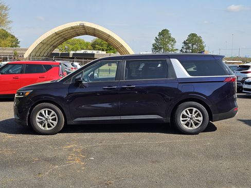 Used 2023 Kia Carnival LX image 9