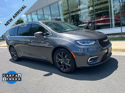 Used 2022 Chrysler Pacifica Touring-L w/ Uconnect Theater Family Group