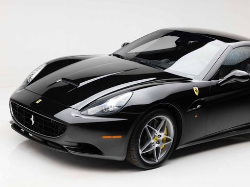 Used 2010 Ferrari California RWD image 39
