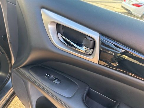 Used 2018 Nissan Pathfinder SV AWD/4WD image 24