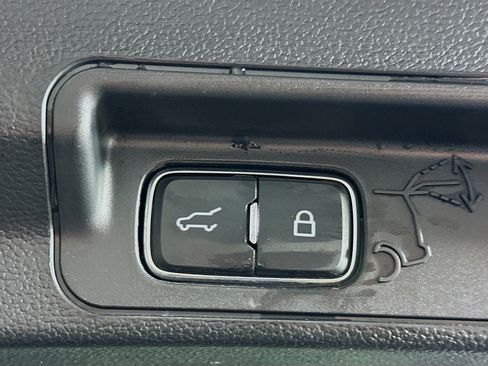 Used 2025 Ford Explorer Platinum image 32