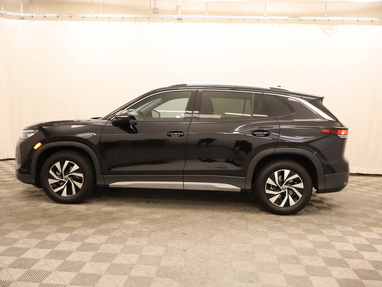 Used 2026 Volkswagen Tiguan S FWD image 2