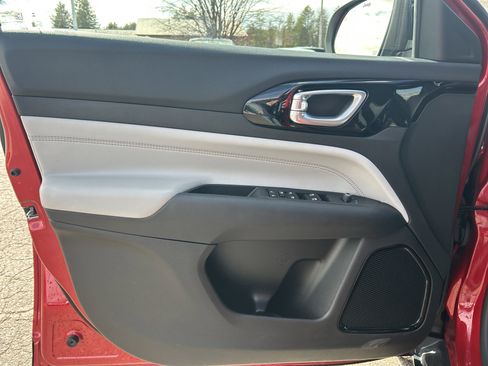 Used 2024 Jeep Compass Limited image 12