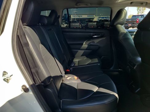 Used 2021 Toyota Highlander XLE FWD image 27