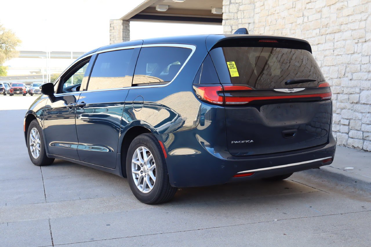 Used 2025 Chrysler Pacifica Select FWD image 3