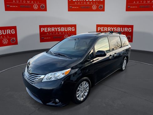 Used 2017 Toyota Sienna XLE image 1