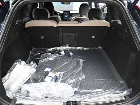 New 2026 Volvo XC60 B5 Plus AWD/4WD image 18