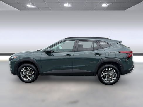 Used 2025 Chevrolet Trax LT w/ LT Convenience Package FWD image 2