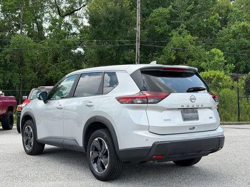 Used 2024 Nissan Rogue SV FWD image 8